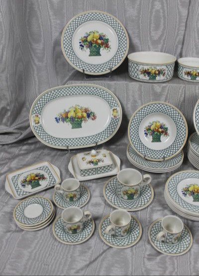 Service de table en faïence de Villeroy et Boch décor Basket avec fruits époque 20ème
