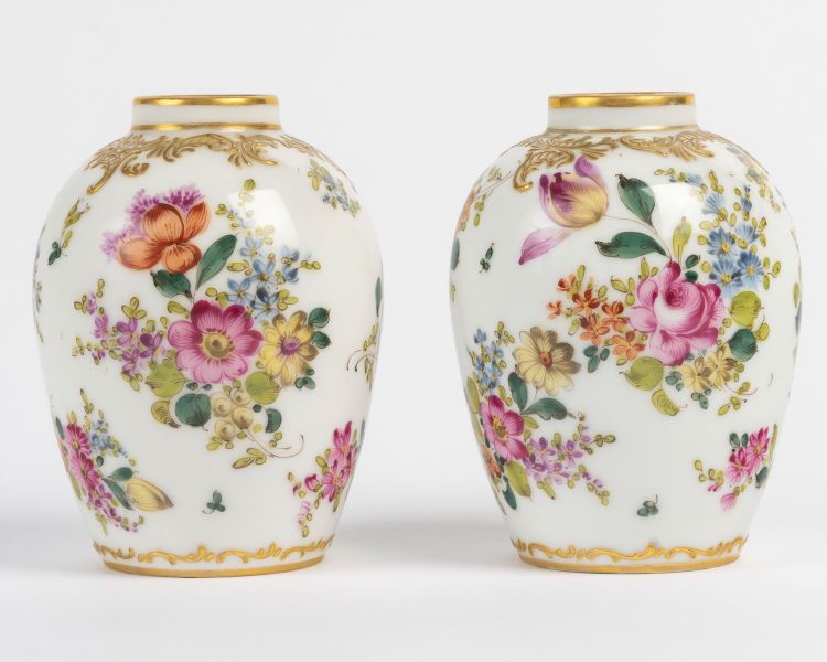 Paire de vases en porcelaine de Meissen à décor floral polychrome, XIXème siècle 