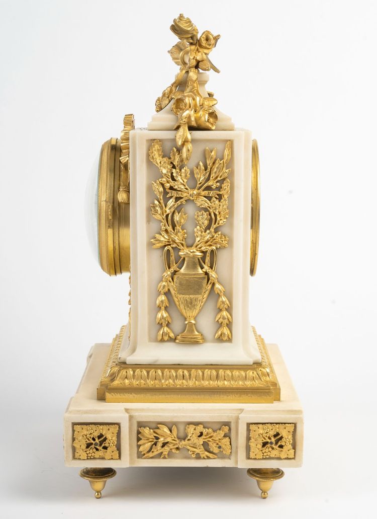 Orologio Luigi XVI in marmo bianco e bronzo dorato – Firmato Ringo Frères, Parigi
