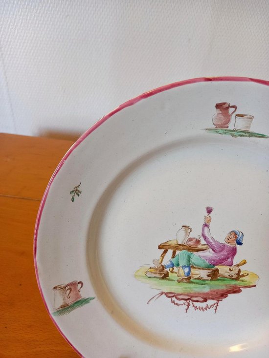 Assiette en faïence : Sceaux XVIIIème siècle.