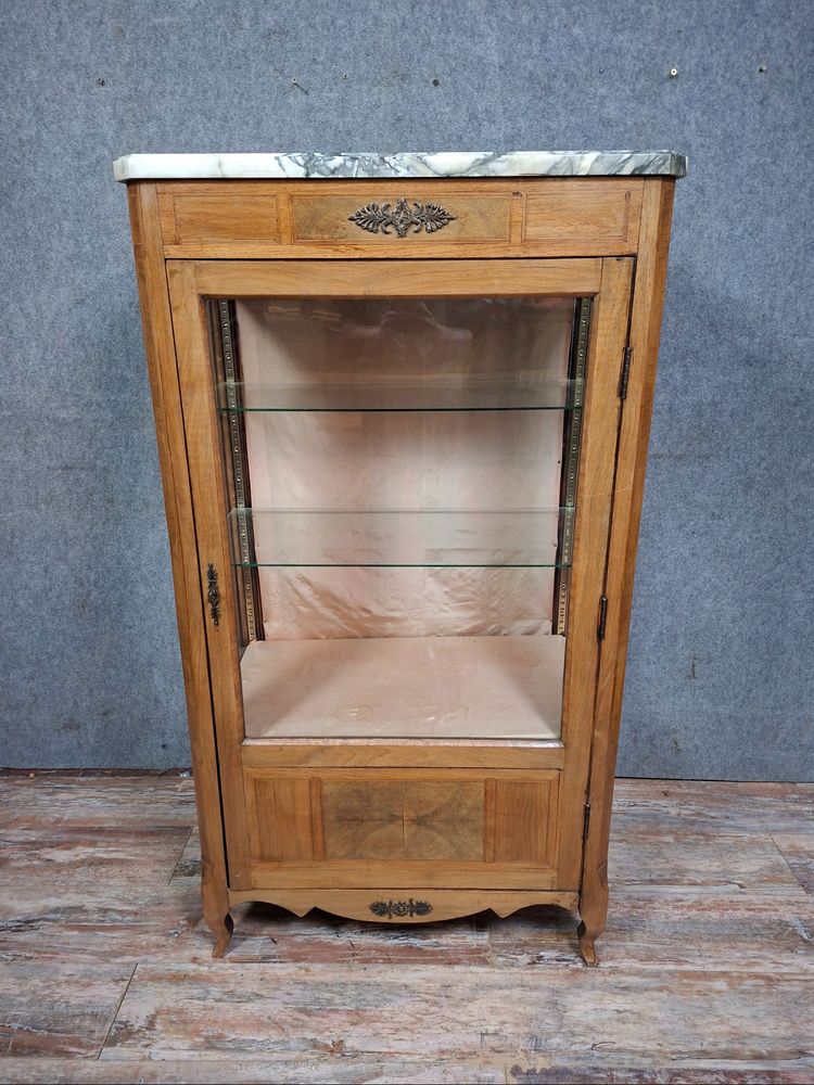Vitrine mit Intarsienarbeiten im Übergangsstil Louis XV.