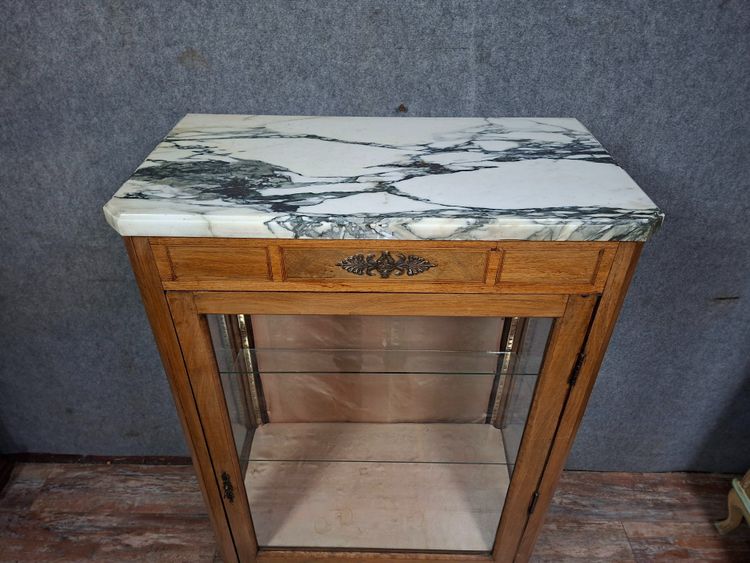 Vitrine mit Intarsienarbeiten im Übergangsstil Louis XV.
