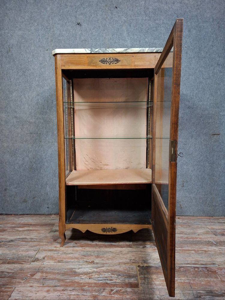 Vitrine mit Intarsienarbeiten im Übergangsstil Louis XV.