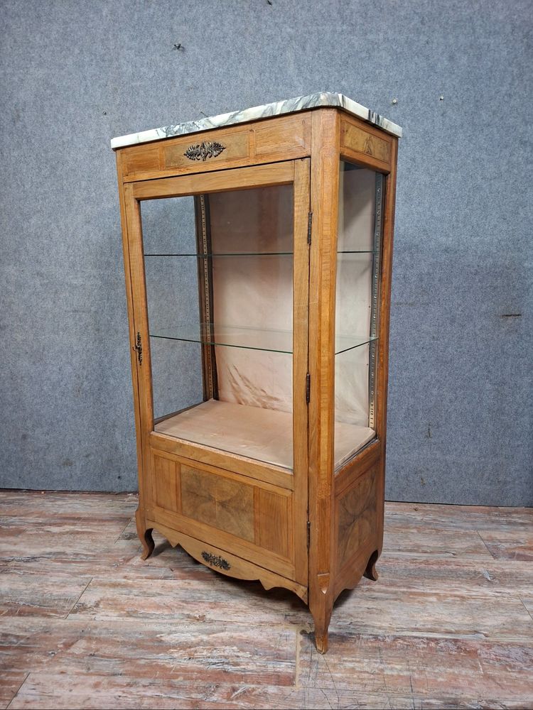Vitrine mit Intarsienarbeiten im Übergangsstil Louis XV.