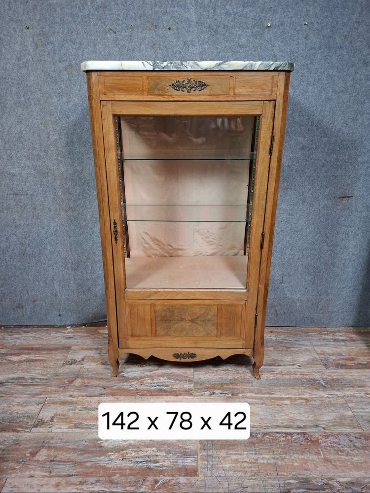 Vitrine mit Intarsienarbeiten im Übergangsstil Louis XV.