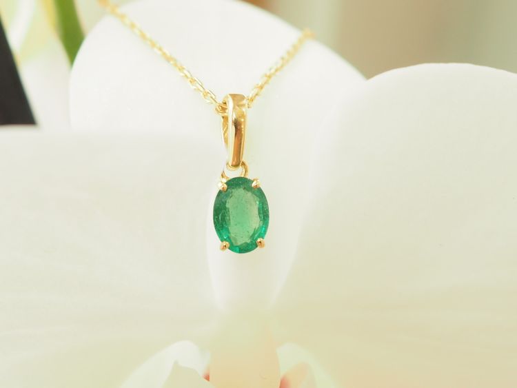 Natural emerald solitaire necklace, 0.65 carat, in yellow gold