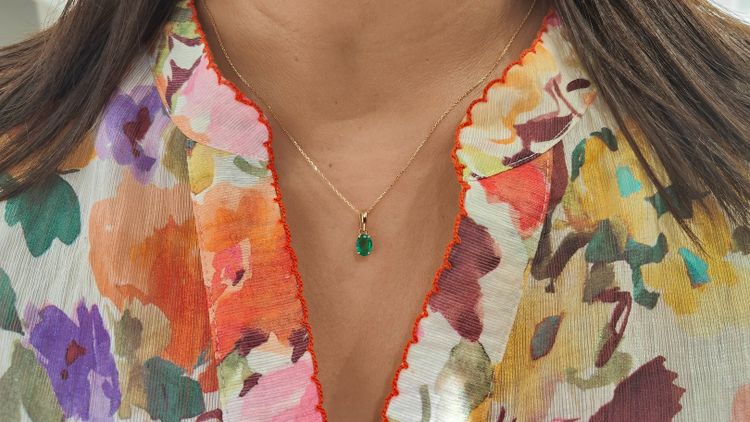 Natural emerald solitaire necklace, 0.65 carat, in yellow gold