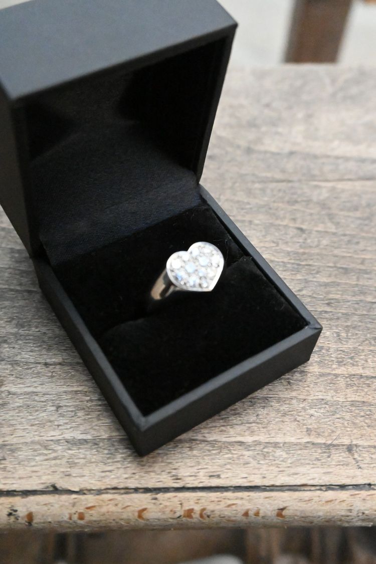 Poiray , bague coeur en or blanc et diamants