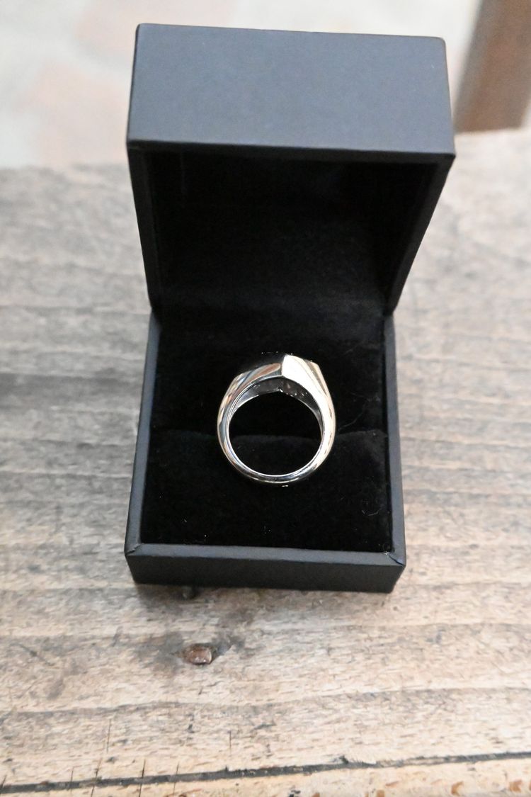 Poiray , bague coeur en or blanc et diamants