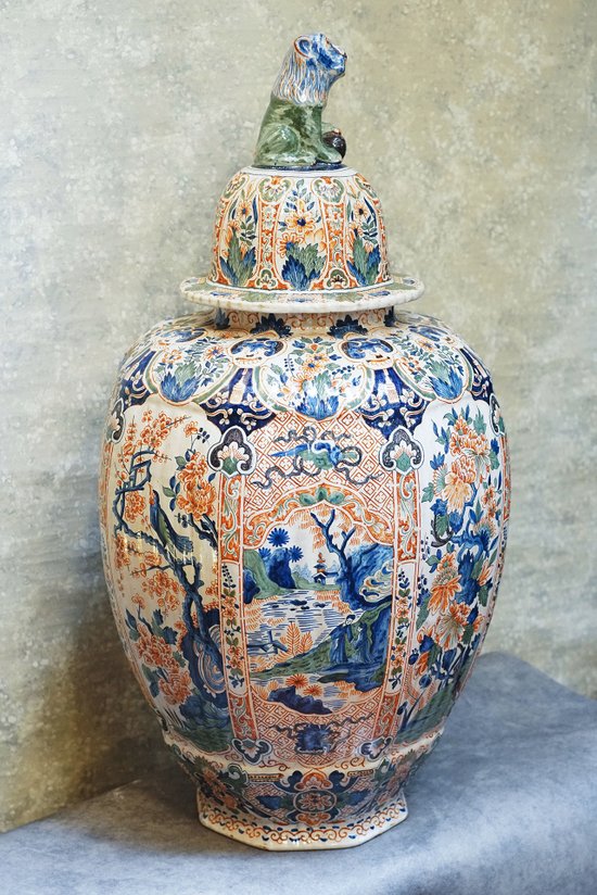 Grande vaso di DELFT riccamente colorato