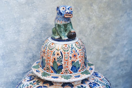 Grande vaso di DELFT riccamente colorato