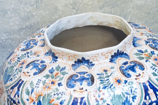 Grande vaso di DELFT riccamente colorato