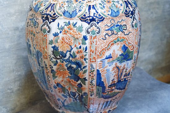Grande vaso di DELFT riccamente colorato
