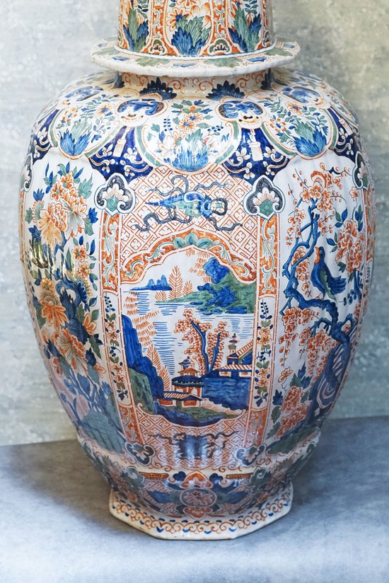 Grande vaso di DELFT riccamente colorato