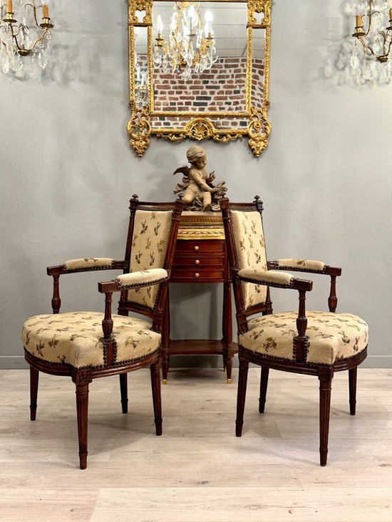 Coppia di poltrone cabriolet in noce di epoca Luigi XVI Circa 1780