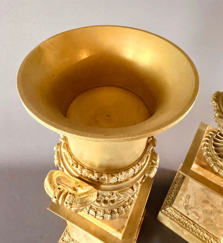 Paire de vases Médicis d’époque Charles X en bronze doré. Vers 1820