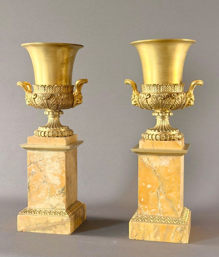 Paire de vases Médicis d’époque Charles X en bronze doré. Vers 1820
