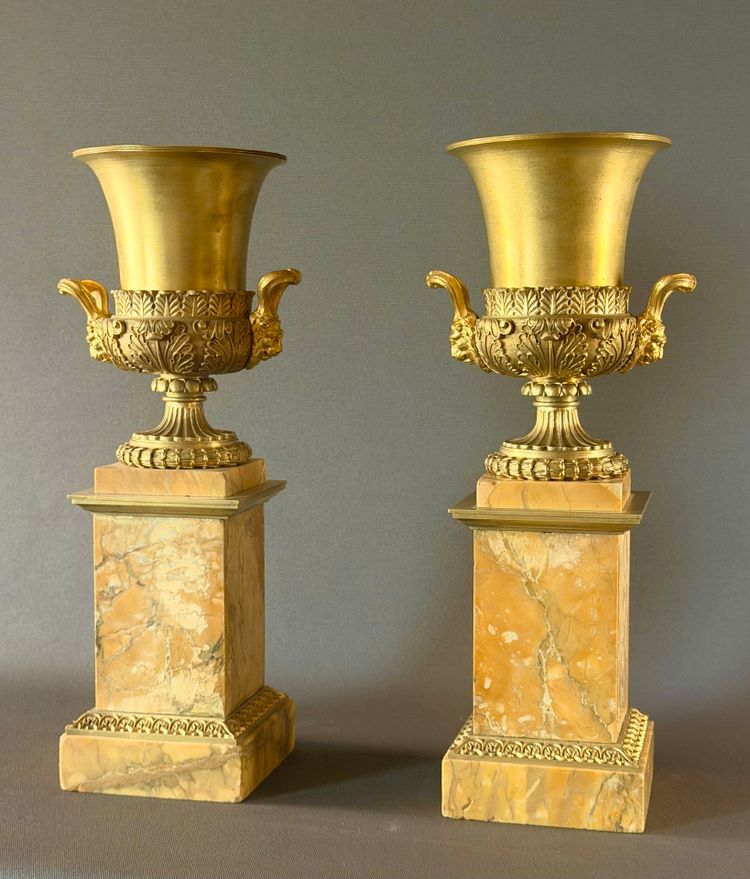 Paire de vases Médicis d’époque Charles X en bronze doré. Vers 1820