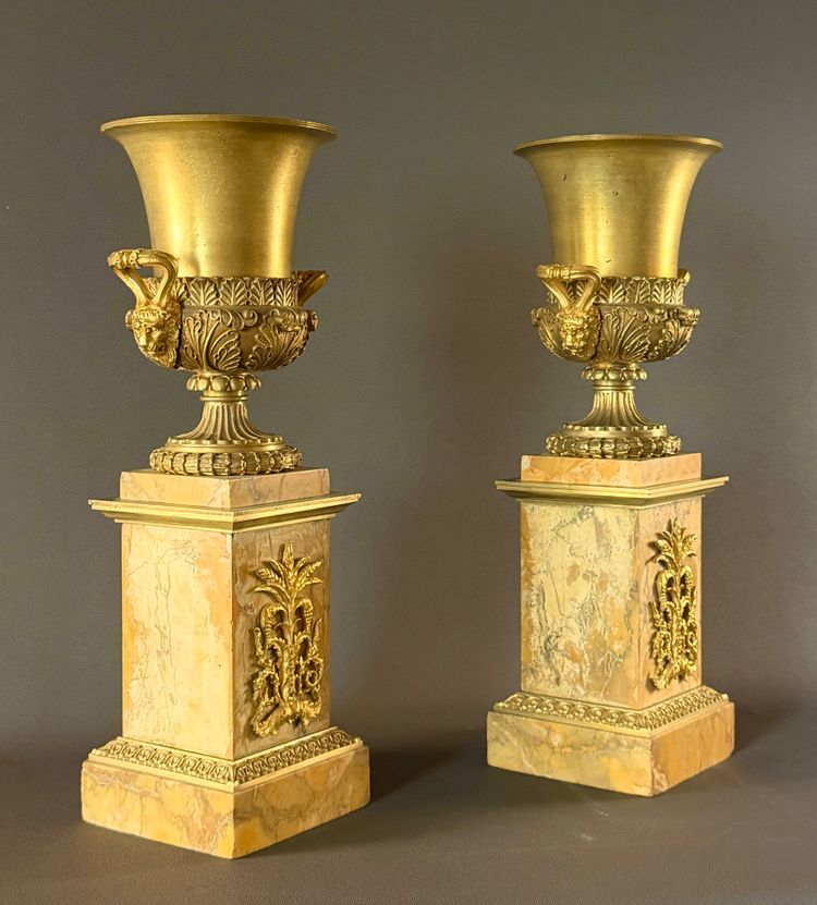 Paire de vases Médicis d’époque Charles X en bronze doré. Vers 1820