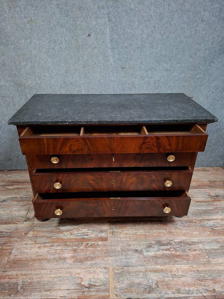 Cassettiera in stile Impero in mogano e impiallacciatura di mogano fiammato, XIX secolo.