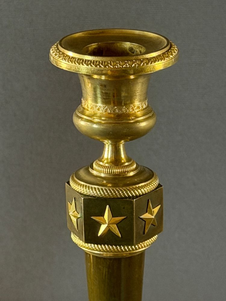 PAIRE DE FLAMBEAUX D’ÉPOQUE EMPIRE EN BRONZE DORÉ ET PATINÉ D’APRÈS CLAUDE GALLE.