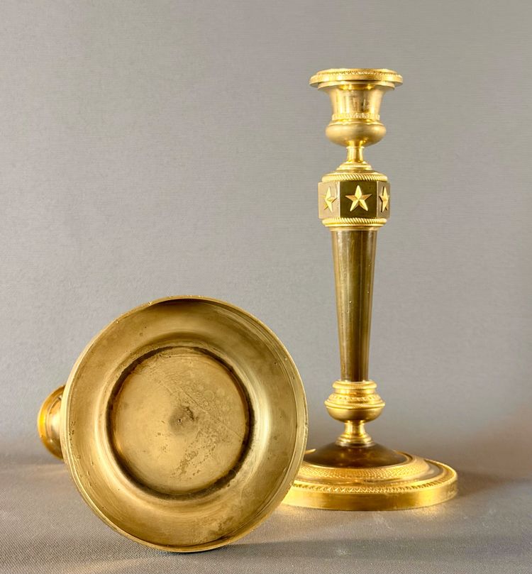PAIRE DE FLAMBEAUX D’ÉPOQUE EMPIRE EN BRONZE DORÉ ET PATINÉ D’APRÈS CLAUDE GALLE.