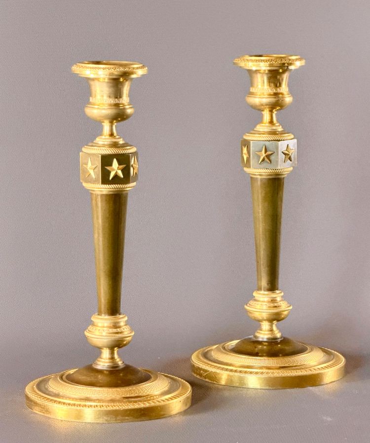 PAIRE DE FLAMBEAUX D’ÉPOQUE EMPIRE EN BRONZE DORÉ ET PATINÉ D’APRÈS CLAUDE GALLE.