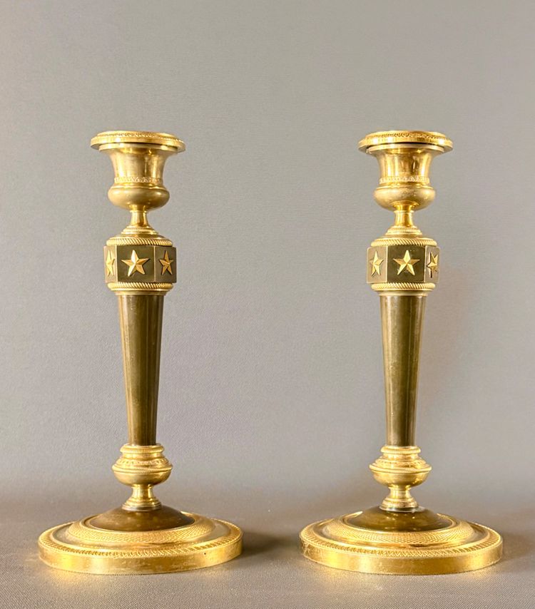 PAIRE DE FLAMBEAUX D’ÉPOQUE EMPIRE EN BRONZE DORÉ ET PATINÉ D’APRÈS CLAUDE GALLE.