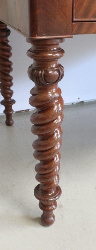 Flacher Mahagoni-Schreibtisch, Restaurationszeit – Anfang des 19. Jahrhunderts