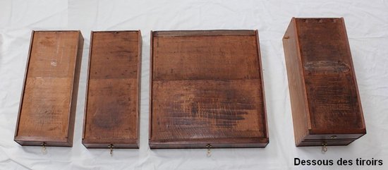 Flacher Mahagoni-Schreibtisch, Restaurationszeit – Anfang des 19. Jahrhunderts