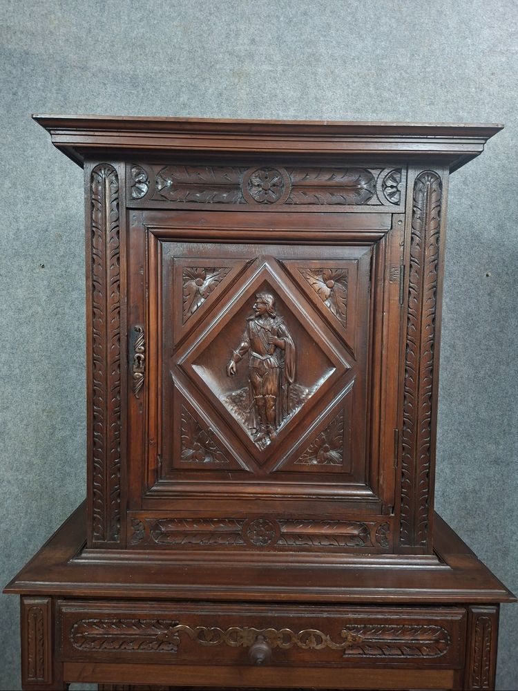 Buffet /Kabinett im Renaissance-Stil aus geschnitztem Nussbaum, französische Arbeit Ende 19.
