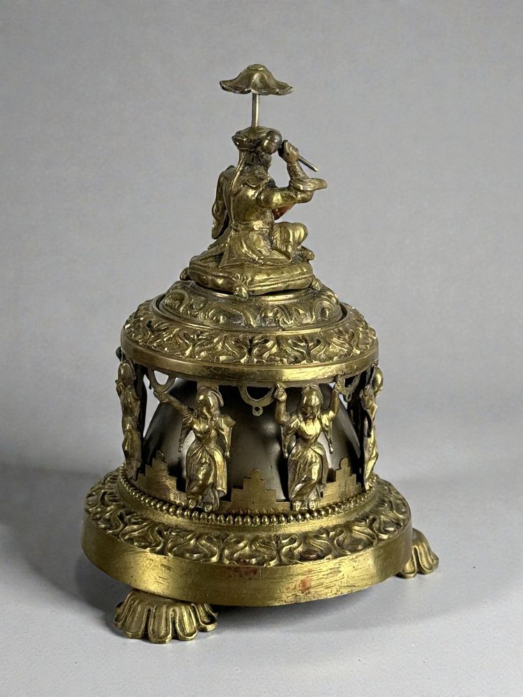 SONNETTE DE TABLE EN BRONZE DORÉ A DECOR DE CHINOISERIE FIN XIXe