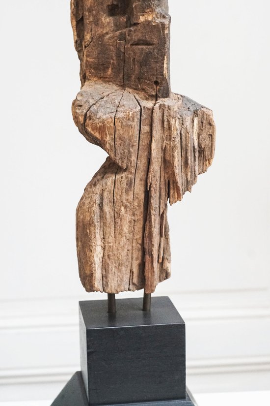 PERSONNAGES ÉNIGMATIQUES SCULPTURES BOIS
