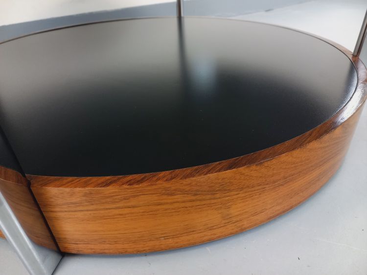 Table basse ronde italienne vintage en palissandre courbé, métal chromé et verre fumé des années 60 