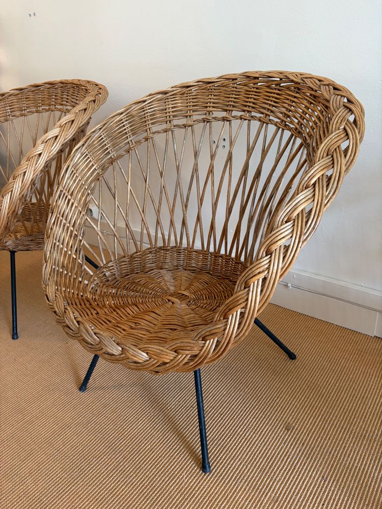 PAIRE DE FAUTEUILS ET TABLE EN ROTIN, VERS 1970.