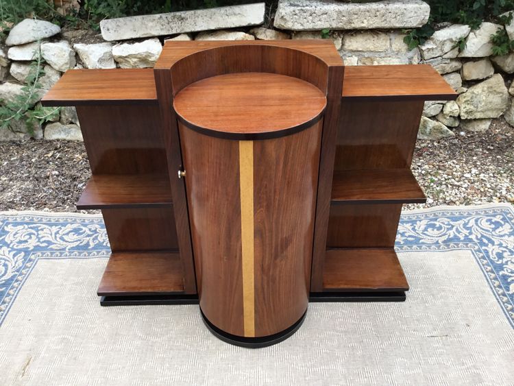 Lounge bar in stile Art-Deco