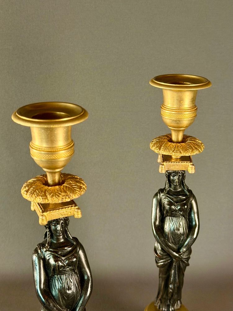 PAIRE DE FLAMBEAUX EN BRONZE DORÉ ET BRONZE PATINÉ D'ÉPOQUE CONSULAT, VERS 1800