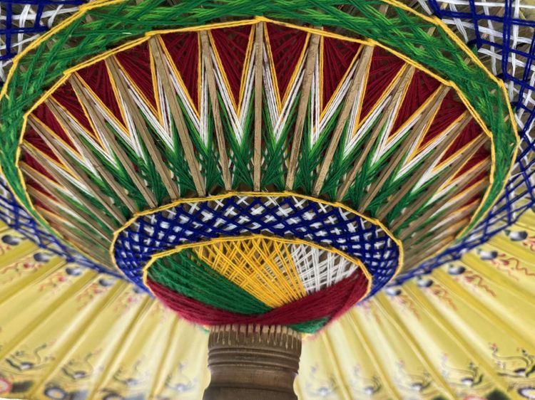 Indonesischer Sonnenschirm aus den 1950er Jahren aus Tapete, Holz und Wolle