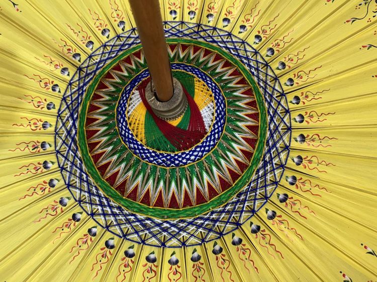 Indonesischer Sonnenschirm aus den 1950er Jahren aus Tapete, Holz und Wolle