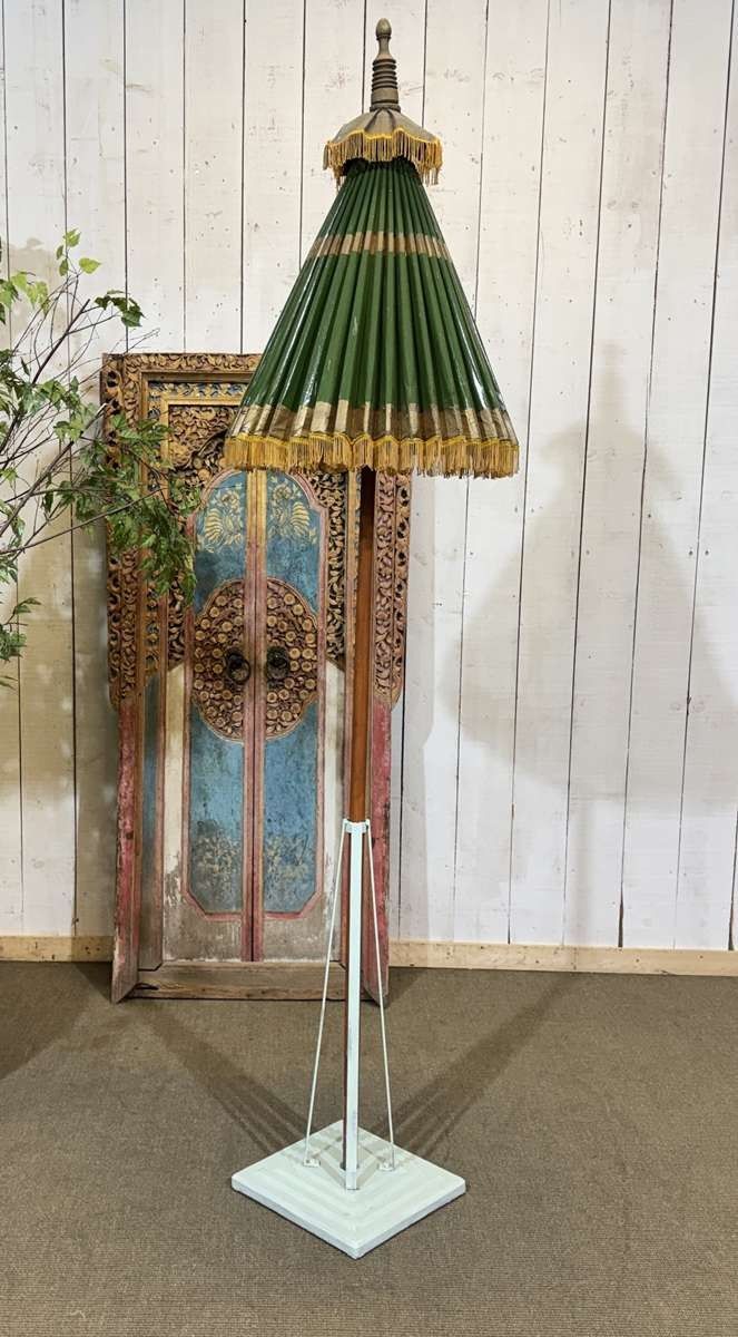 Indonesischer Sonnenschirm aus den 1950er Jahren aus Tapete, Holz und Wolle