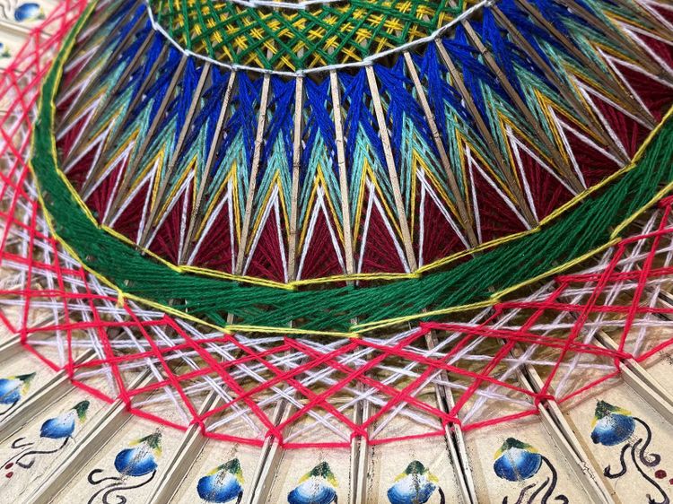 Parasol indonésien des années 1950 en papier peint, bois et laine 
