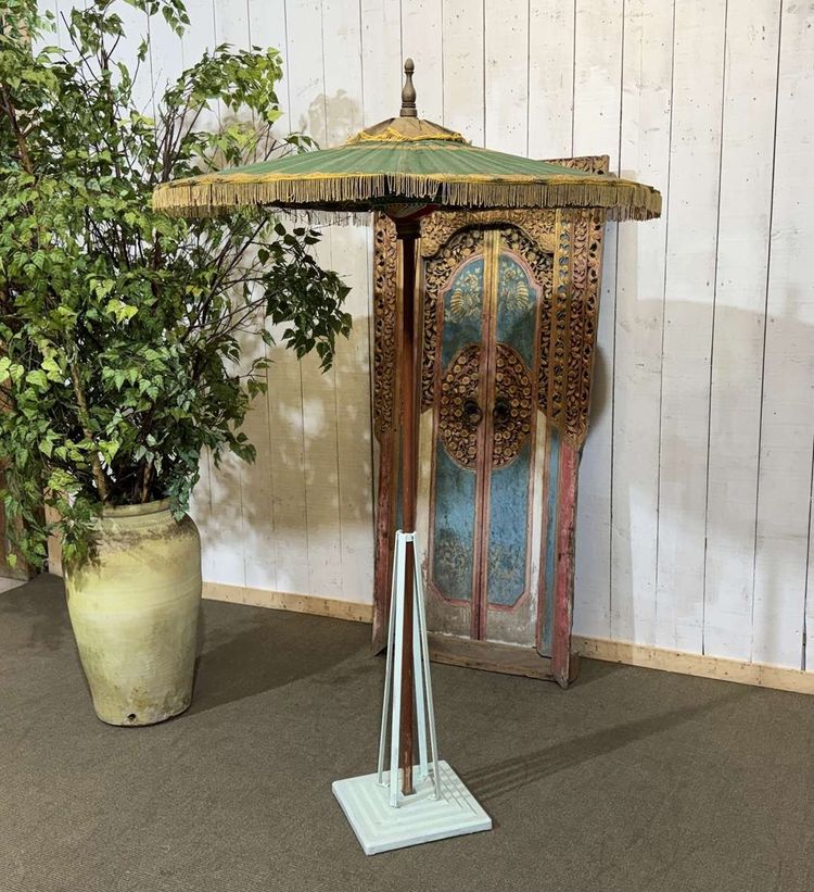 Parasol indonésien des années 1950 en papier peint, bois et laine 