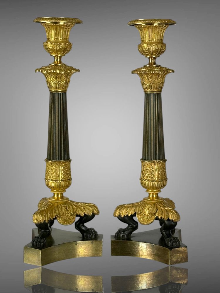 PAIRE DE FLAMBEAUX EMPIRE EN BRONZE PATINÉ ET DORÉ ( DORURE AU MERCURE )