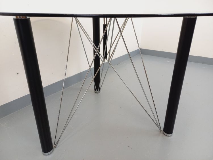 Table à manger ronde vintage en verre fumé, métal noir et métal chromé des années 80