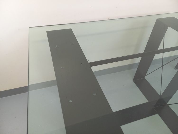 Table haute rectangulaire vintage en verre et métal noir des années 80