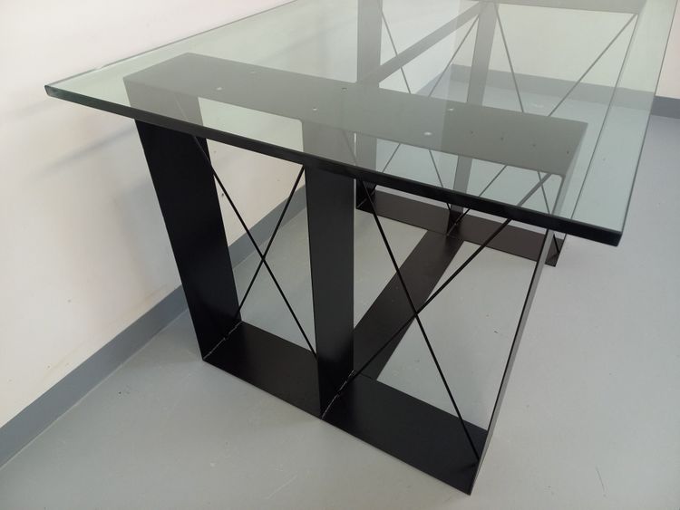 Table haute rectangulaire vintage en verre et métal noir des années 80