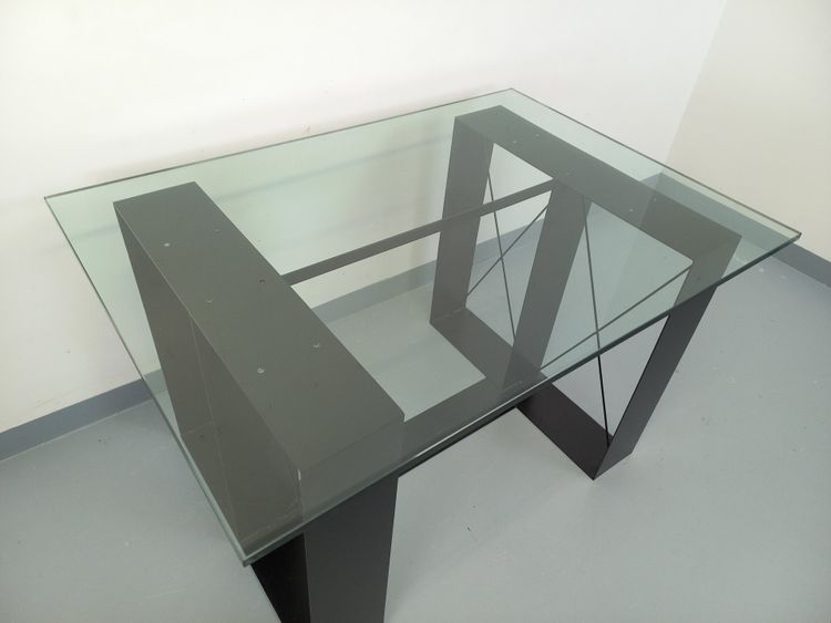 Table haute rectangulaire vintage en verre et métal noir des années 80