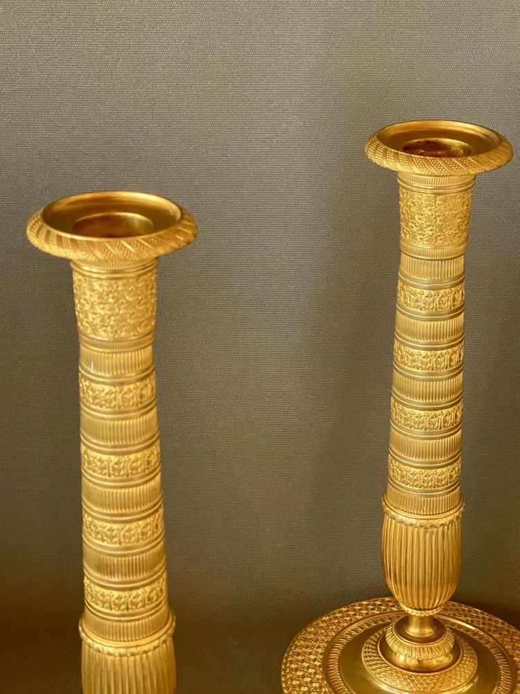 PAIRE DE FLAMBEAUX D’ÉPOQUE EMPIRE EN BRONZE DORÉ. DÉBUT DU XIXE SIÈCLE.