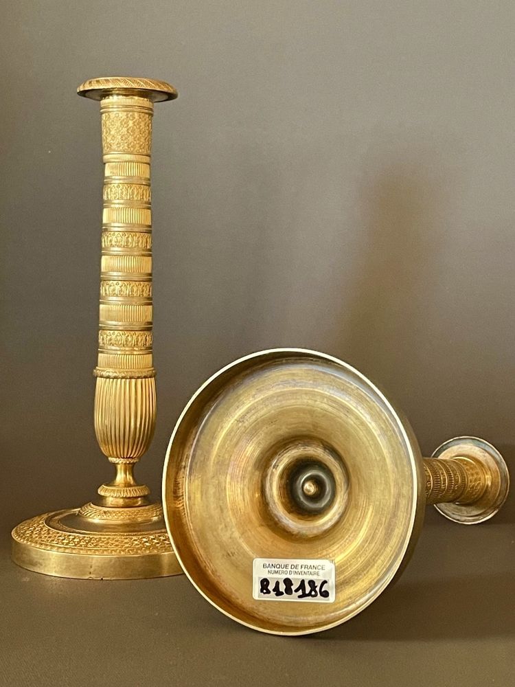 PAIRE DE FLAMBEAUX D’ÉPOQUE EMPIRE EN BRONZE DORÉ. DÉBUT DU XIXE SIÈCLE.