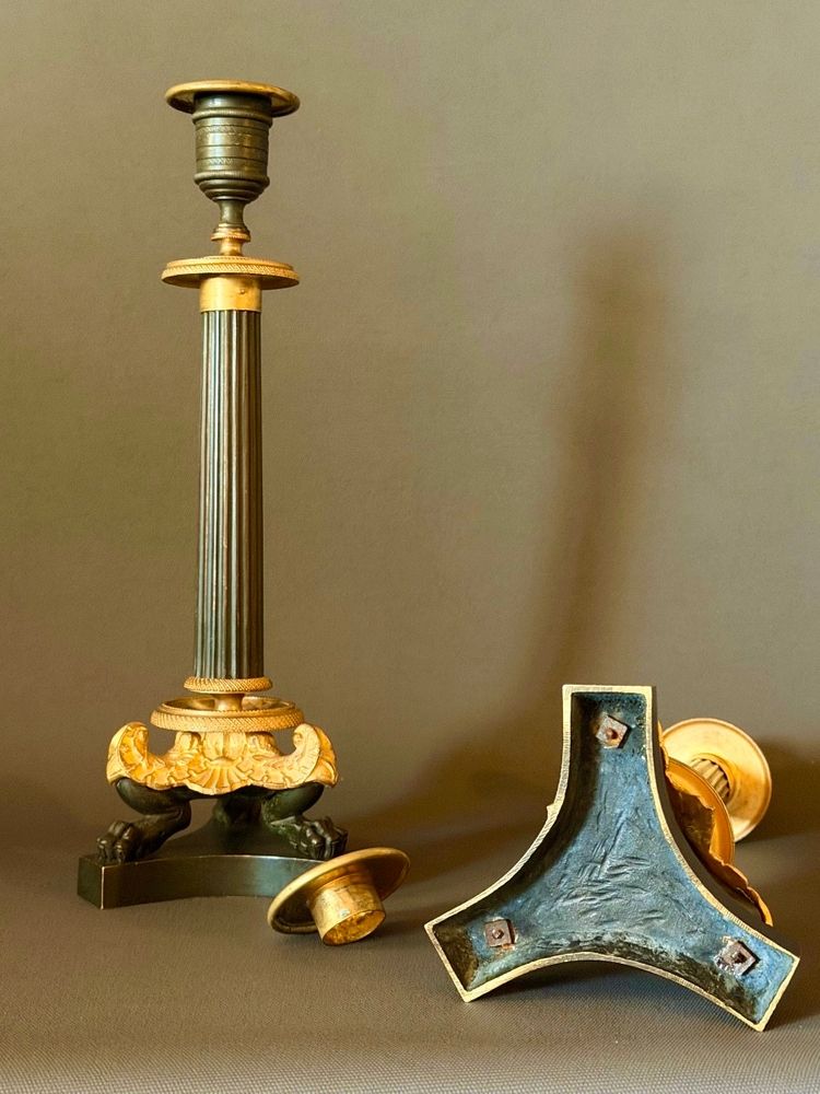 PAIRE DE FLAMBEAUX D’ÉPOQUE RESTAURATION EN BRONZE PATINÉ ET DORÉ. VERS 1820